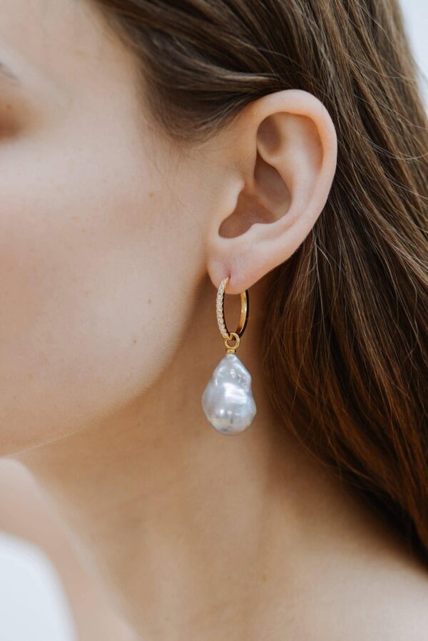 Embrasé pearl hoop earrings - Image 2